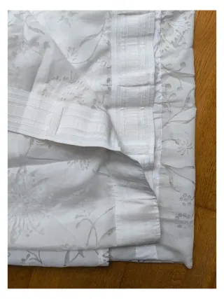 Cortina blanca con estampado floral