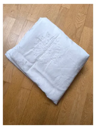 Cortina blanca con estampado floral