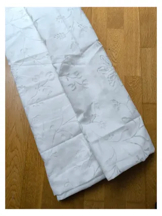 Cortina blanca con estampado floral