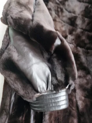 Abrigo de piel marrón