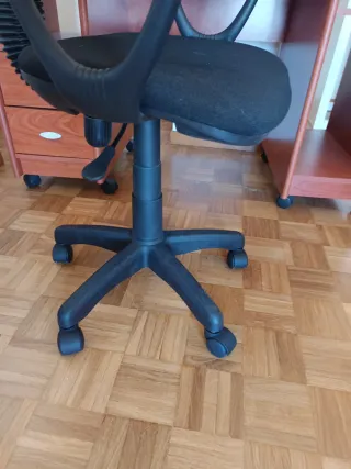 Mesa escritorio madera con cajones, ruedas y silla