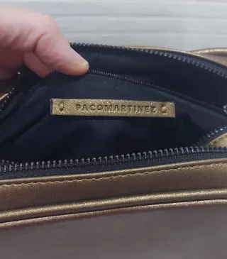 Bolso dorado con doble cremallera