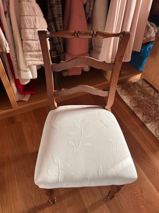 Silla de madera tapizada. Acepto ofertas.