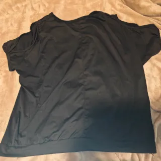 Camiseta negra con estampado de plumas