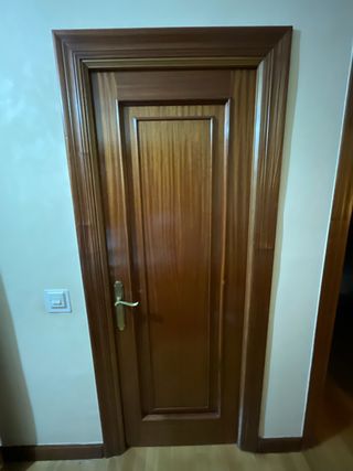 Puerta madera maciza con cristales y ciega