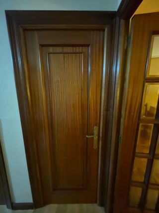 Puerta madera maciza con cristales y ciega