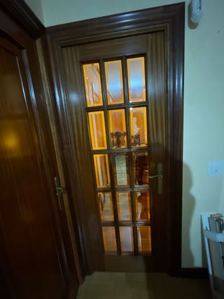 Puerta madera maciza con cristales y ciega