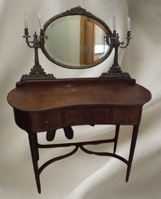 Tocador ppios.s.XX con espejo y candelabros
