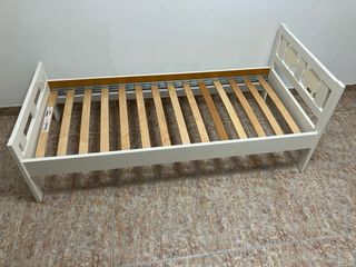 Cama infantil blanca con barrera