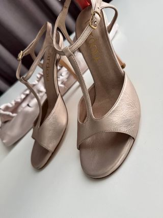 Zapatos Tango Agape Hechos a Mano Beige/Oro