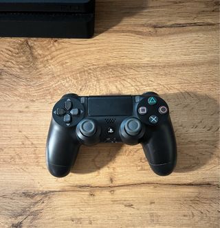 PS4 (PlayStation 4) Negra + Mando