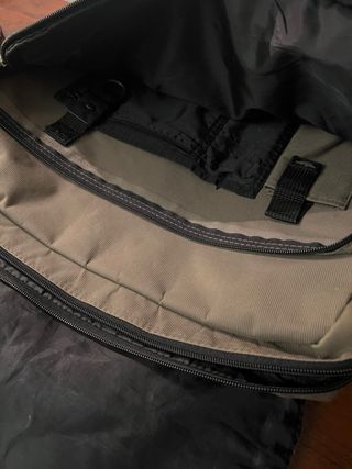 Bolso Maletín Portátil Dockers en verde militar.