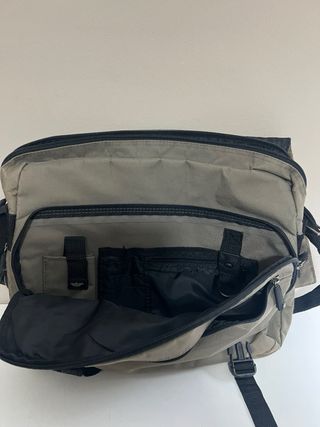 Bolso Maletín Portátil Dockers en verde militar.