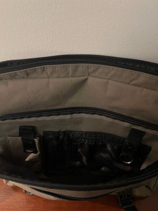 Bolso Maletín Portátil Dockers en verde militar.