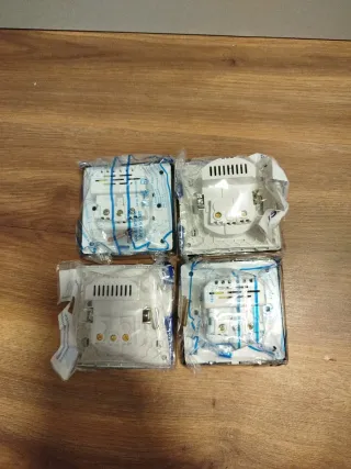 4 Enchufes con 2 USB y USB-C