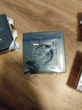 4 Enchufes con 2 USB y USB-C