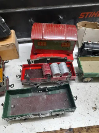 Tren antiguo de hojalata