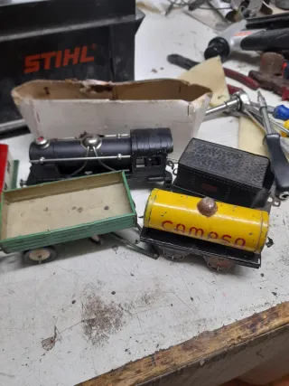 Tren antiguo de hojalata