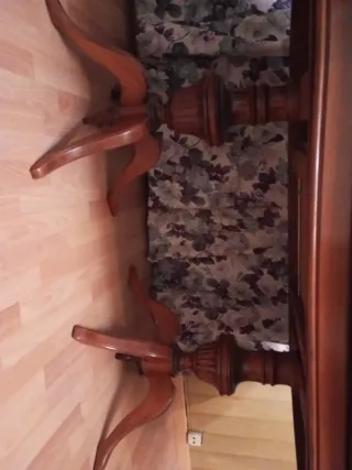 Mesa de comedor ovalada de madera En Pontevedra.