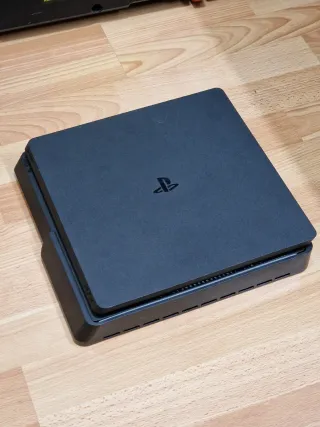 Consola PS4 (PlayStation 4) con 3 mandos