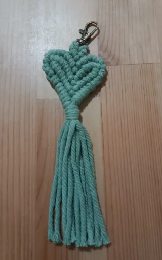 Llavero macramé corazón verde