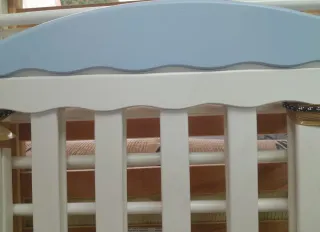 Cuna de madera blanca