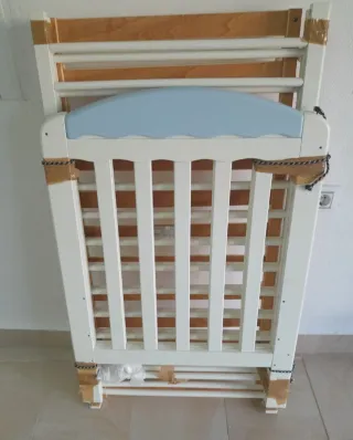 Cuna de madera blanca