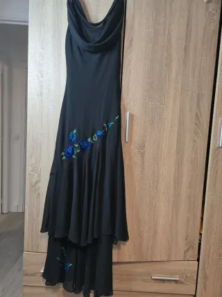 Vestido de fiesta negro con flores azules