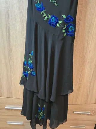 Vestido de fiesta negro con flores azules