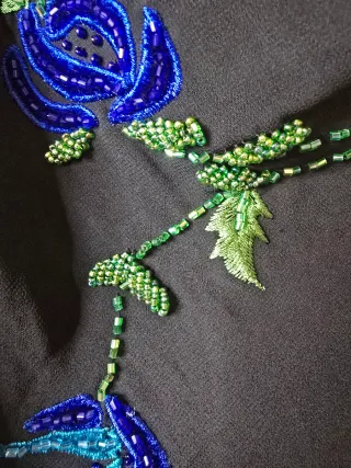 Vestido de fiesta negro con flores azules