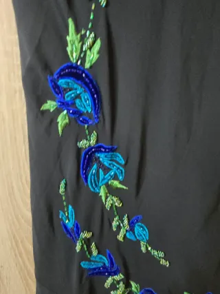 Vestido de fiesta negro con flores azules