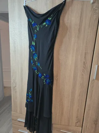 Vestido de fiesta negro con flores azules