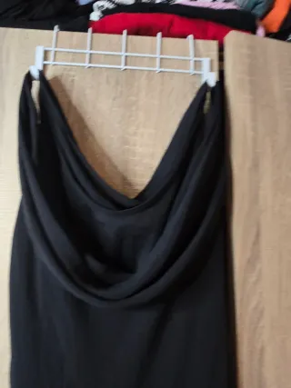 Vestido de fiesta negro con flores azules