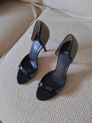 Zapatos de tacón negros y dorados