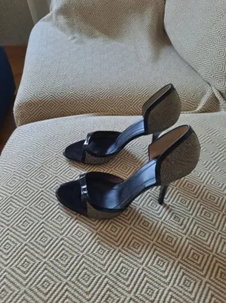 Zapatos de tacón negros y dorados