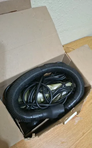 Aspirador portatil ideal para coches e interiores