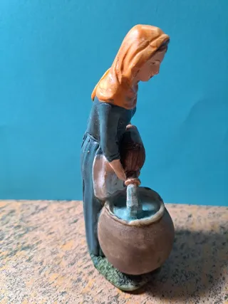 Figura Belén Mujer vertiendo agua