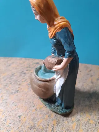 Figura Belén Mujer vertiendo agua