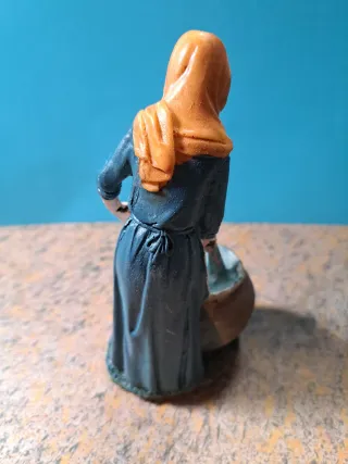 Figura Belén Mujer vertiendo agua