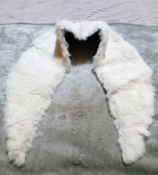 Cuello de pelo sintético blanco roto.