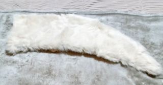 Cuello de pelo sintético blanco roto.