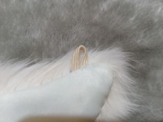 Cuello de pelo sintético blanco roto.