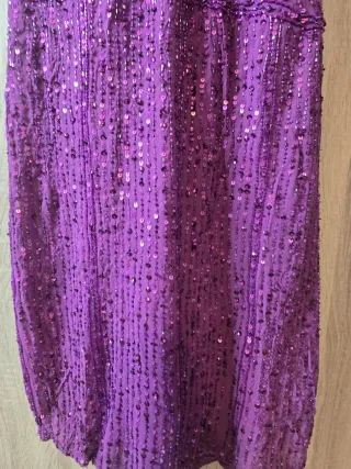 Vestido morado con lentejuelas
