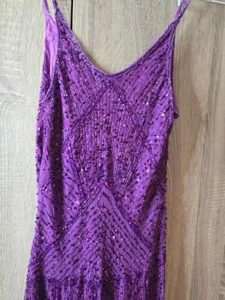 Vestido morado con lentejuelas