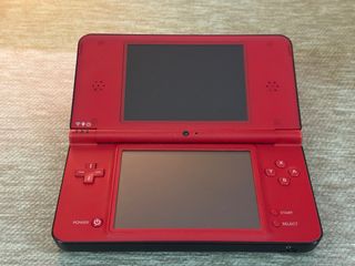 Nintendo DSi XL Edición Mario 25 Aniversario