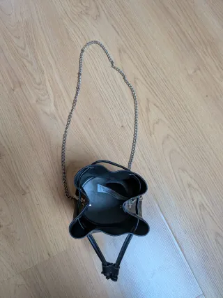 Bolso tipo bombonera negro con tachuelas