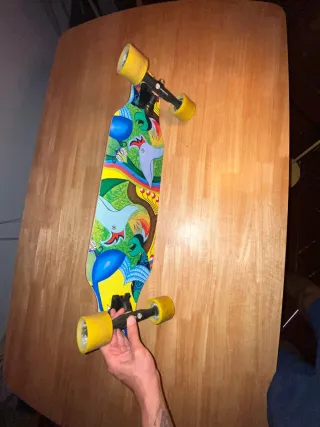 Longboard WHOME Negro Ruedas Amarillas