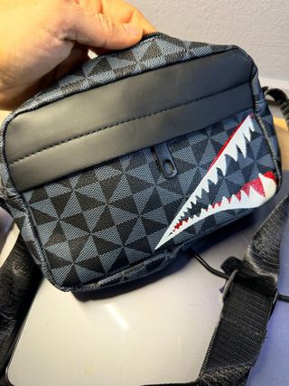 Bolso bandolera estampado tiburón