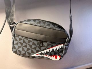Bolso bandolera estampado tiburón