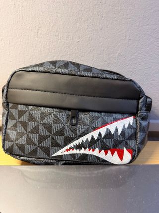 Bolso bandolera estampado tiburón